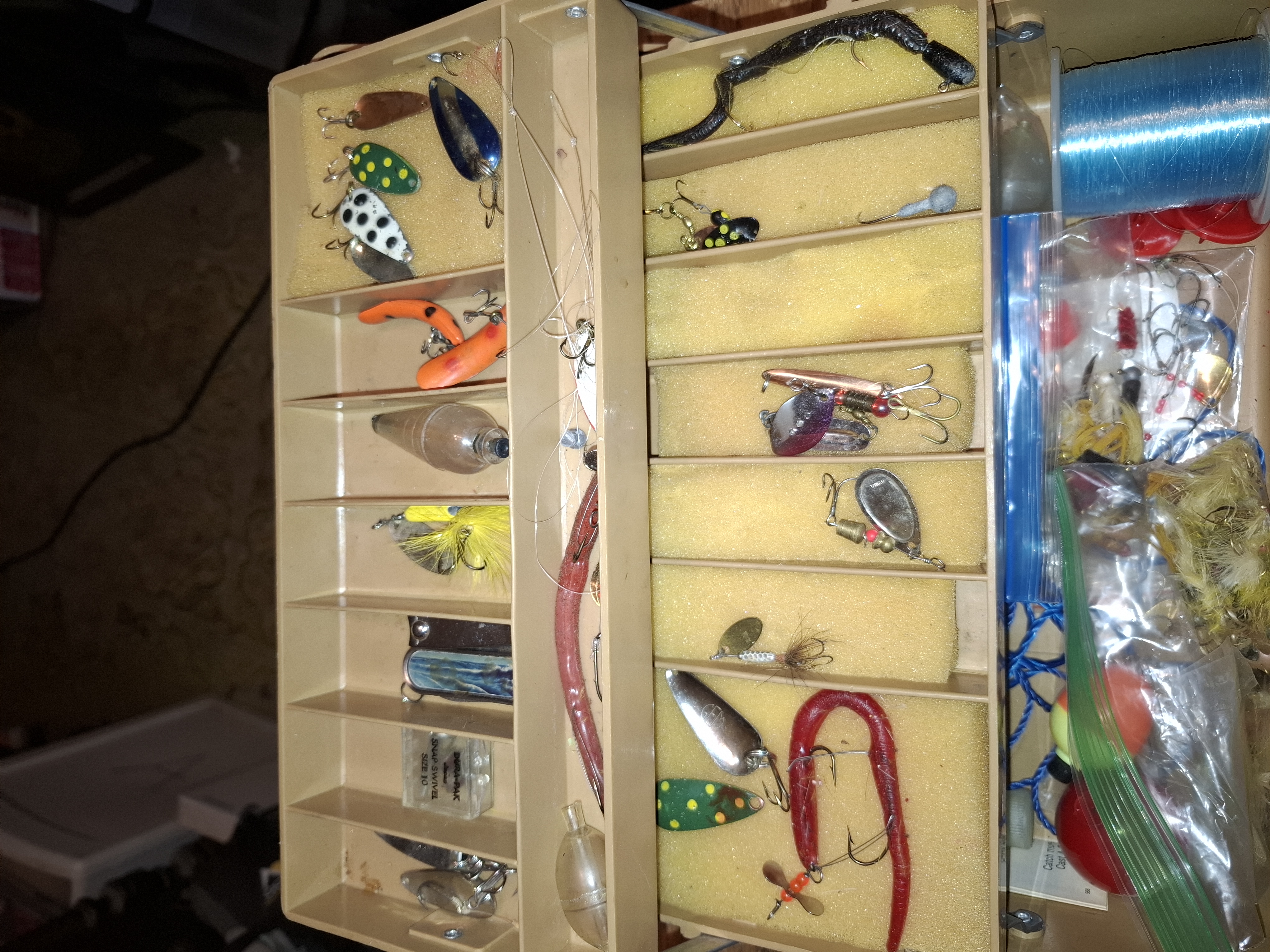 Vintage tackle box with many vintage lures and extras photo 3